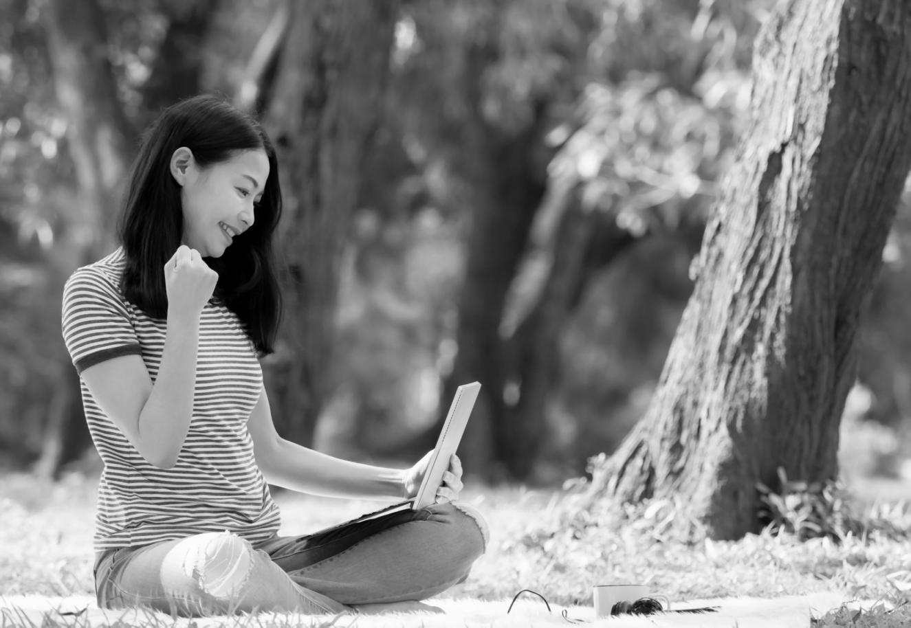 Personne travaillant sur ordinateur avec documents financiers et calculatrice