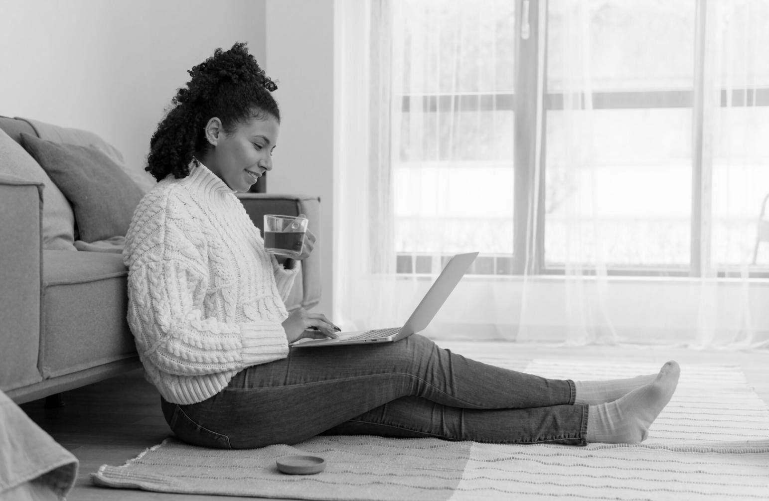 Espace de travail moderne avec outils numériques pour la planification financière