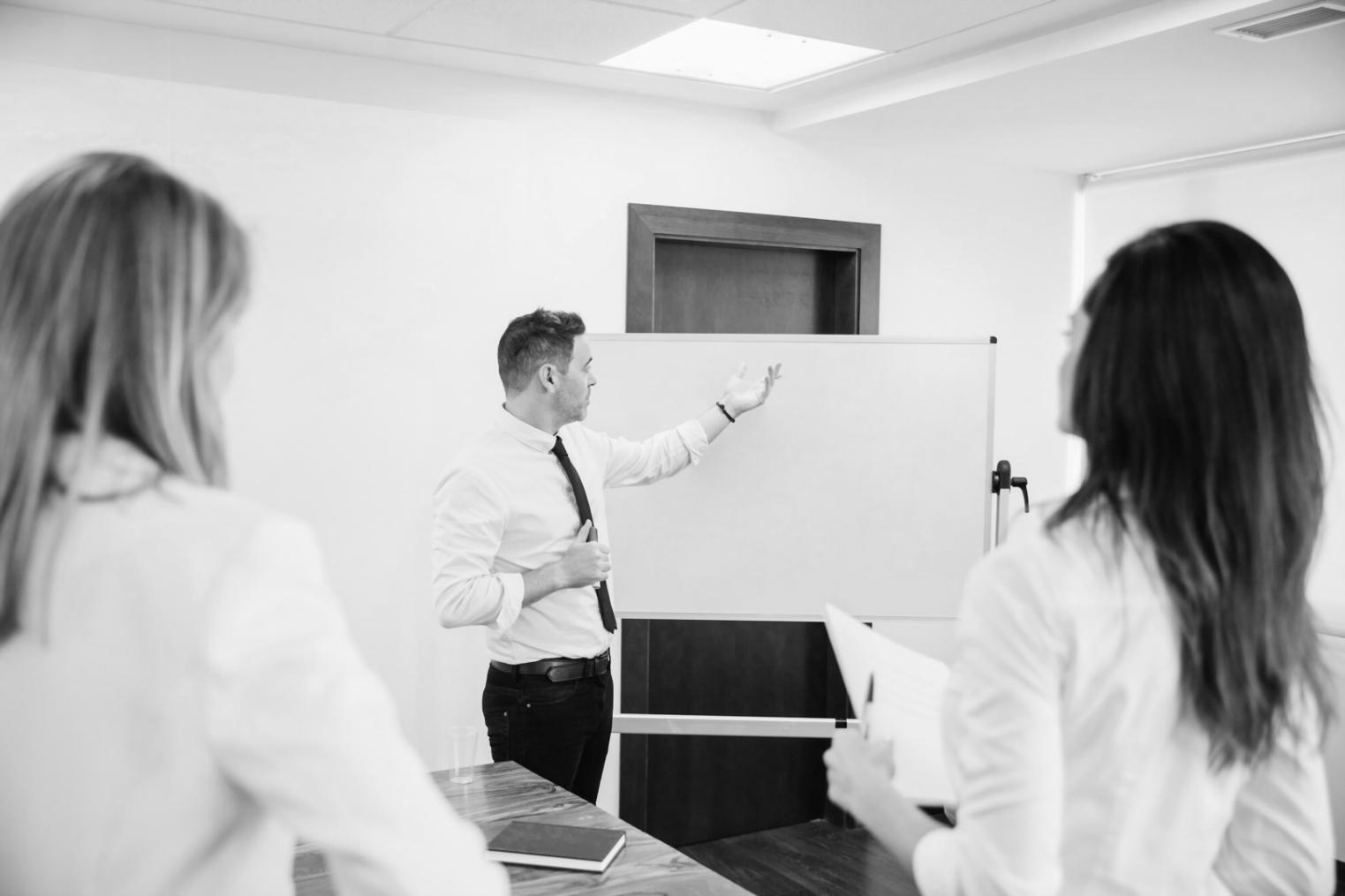 Participants travaillant ensemble sur leur planification budgétaire lors d'un atelier pratique