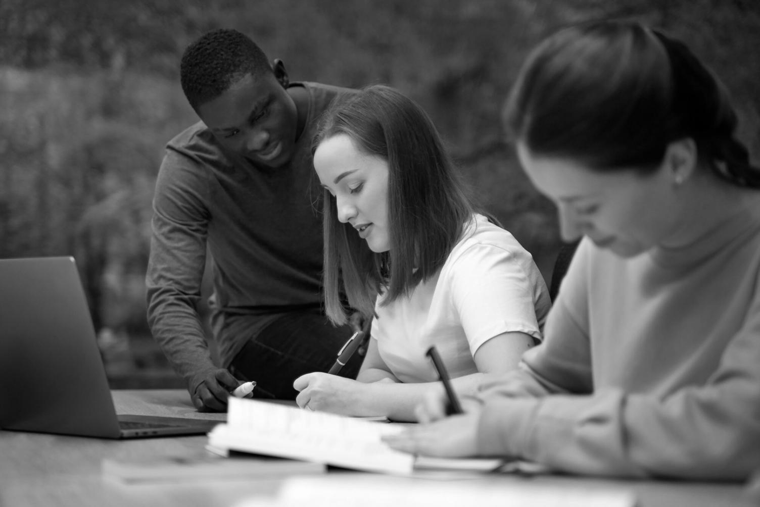 Personne consultant des données financières sur plusieurs écrans pour une gestion budgétaire optimisée