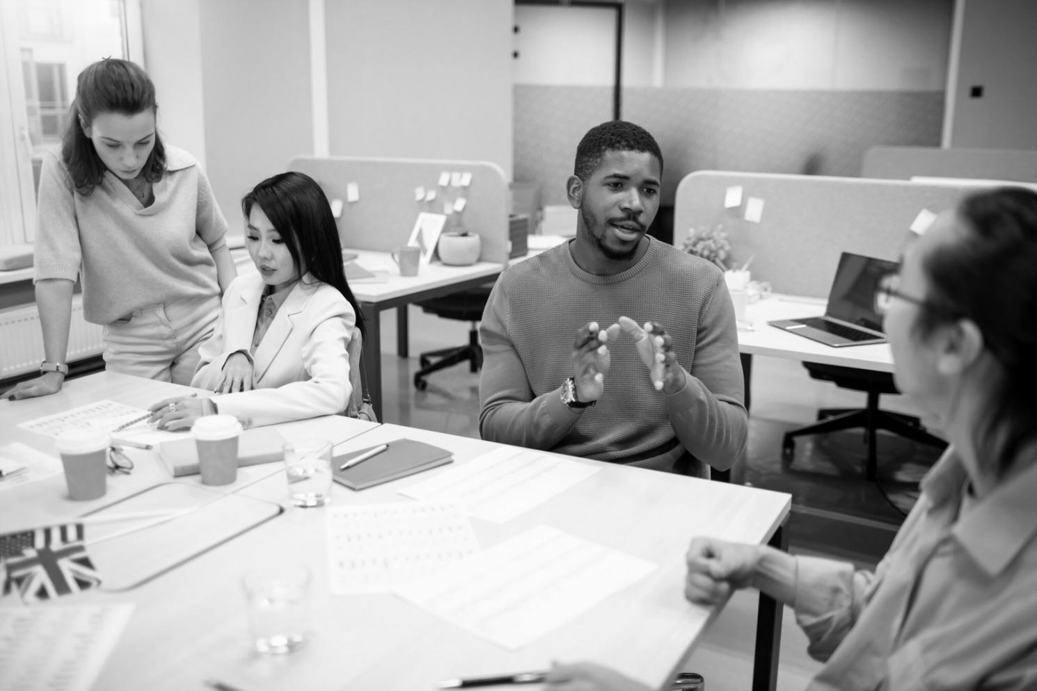 Analyse financière détaillée sur écran avec graphiques et données budgétaires